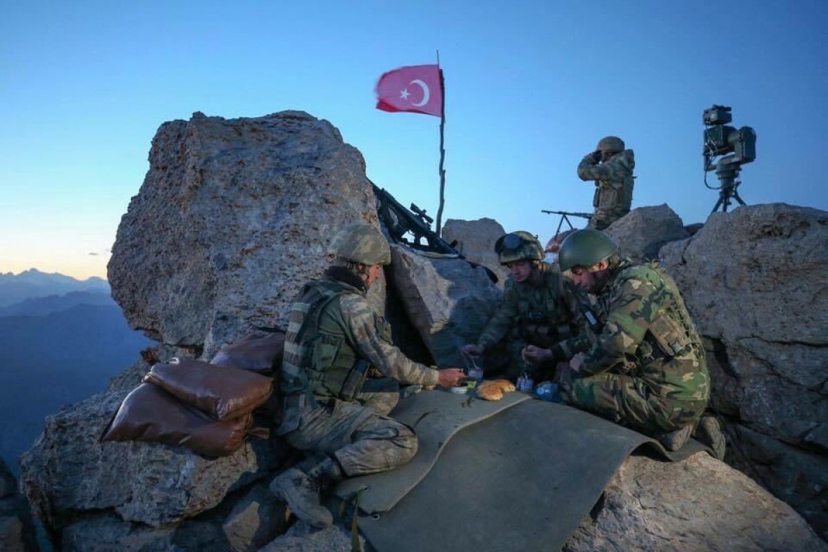 Asker nöbette iftar açıyor