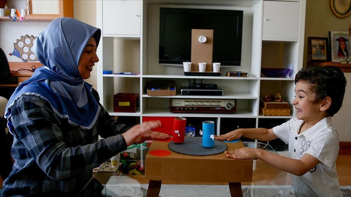 Uyku sorunu çeken oğlu için oyunlar yaptı