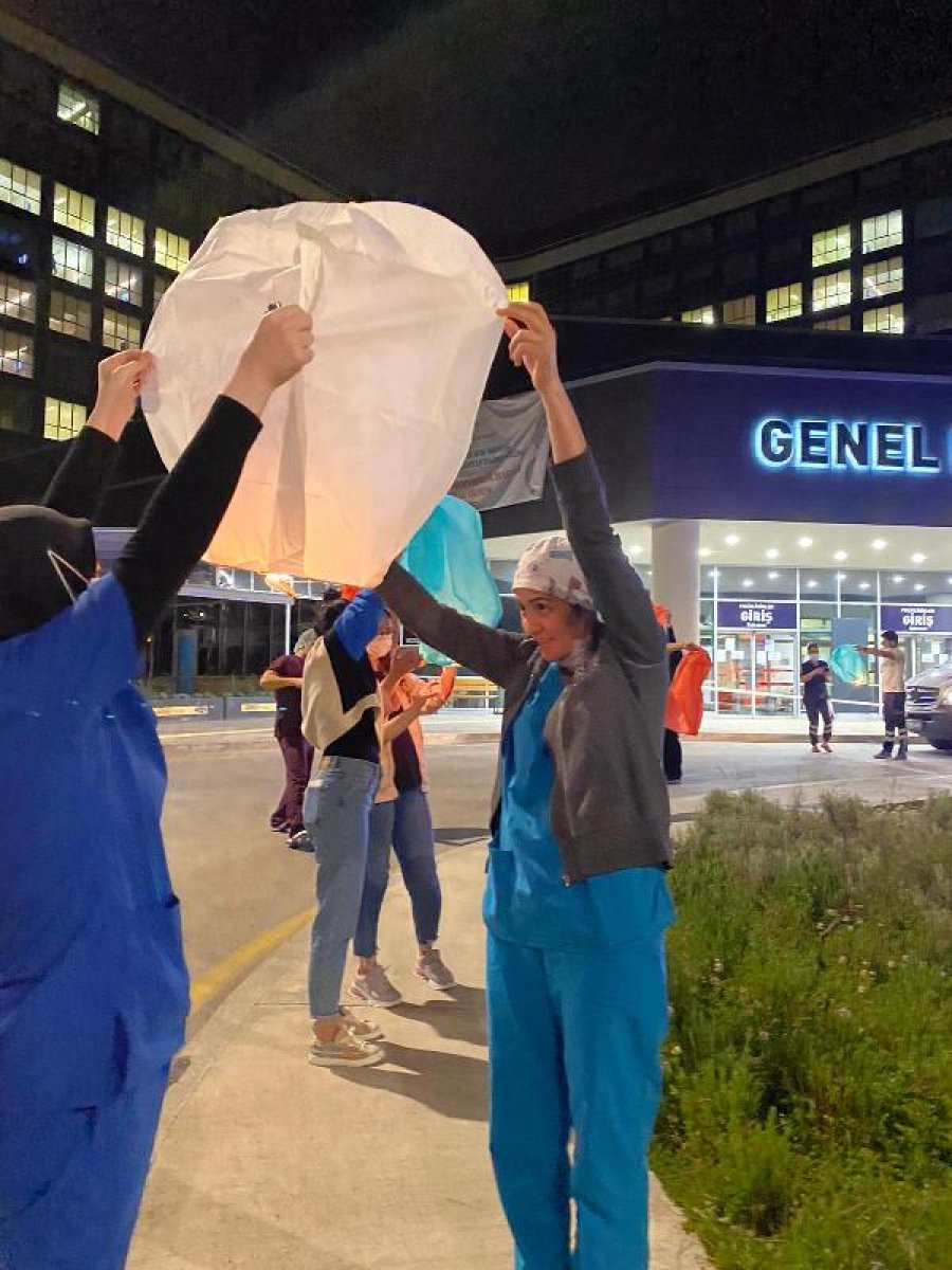 dha Koronanın bitmesi için gökyüzüne dilek feneri bıraktılar