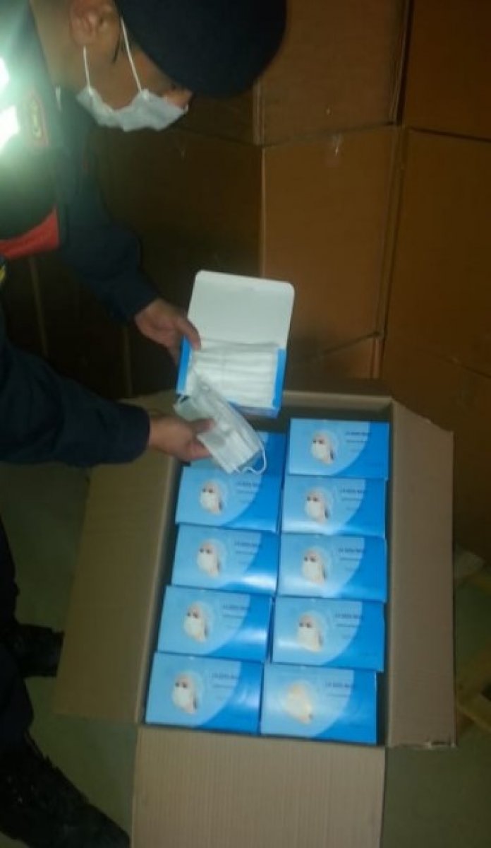 i İzmir'de milyonlarca cerrahi maske ele geçirildi