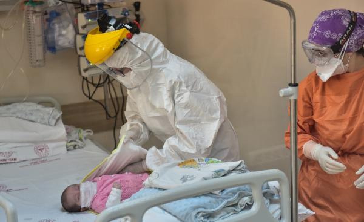 d 45 günlük Amine bebeğe maske takıldı