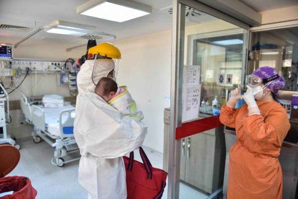 d 45 günlük Amine bebeğe maske takıldı