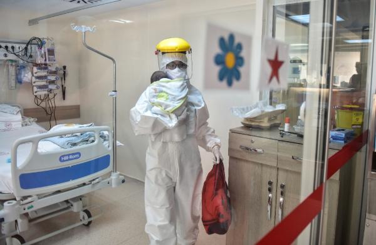 d 45 günlük Amine bebeğe maske takıldı