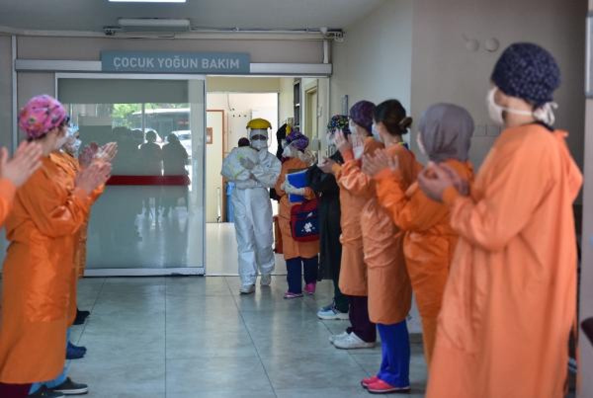 d 45 günlük Amine bebeğe maske takıldı