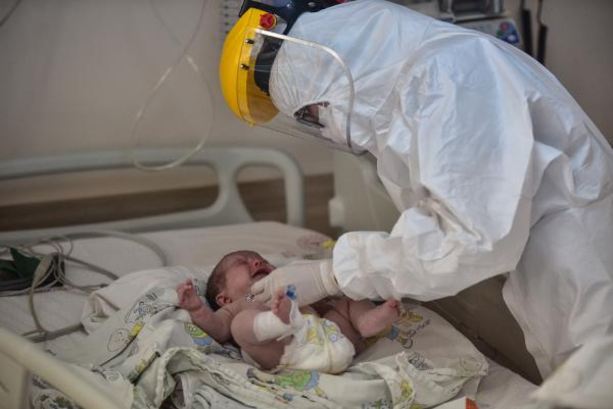 d 45 günlük Amine bebeğe maske takıldı