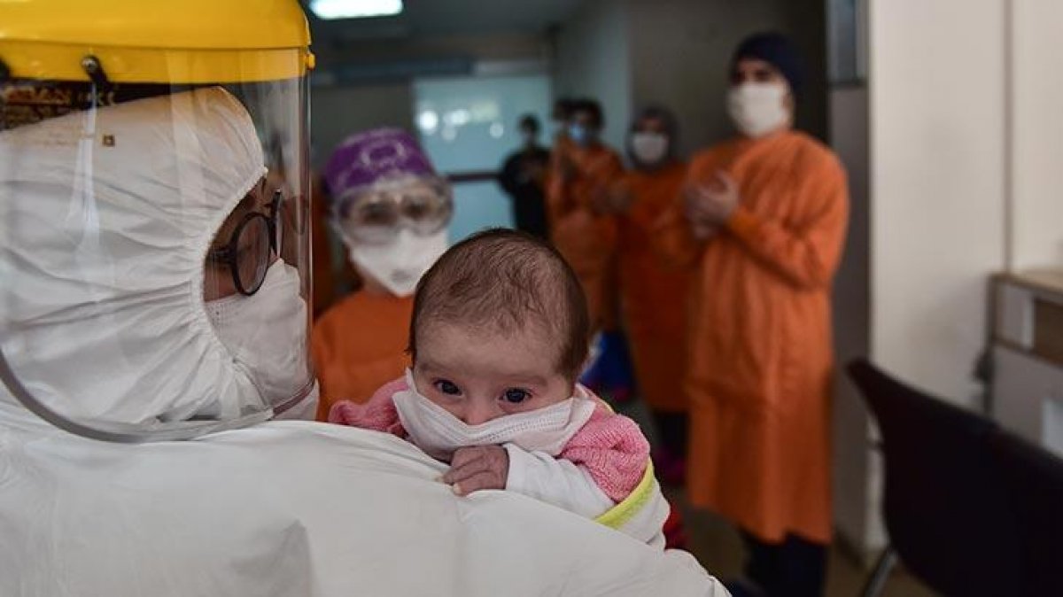 d 45 günlük Amine bebeğe maske takıldı