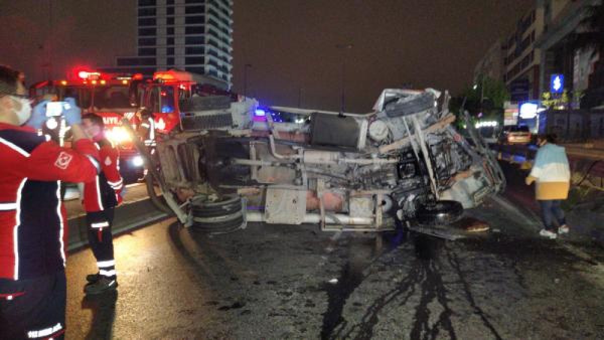 d Başakşehir'de vidanjör yan yattı:1 yaralı