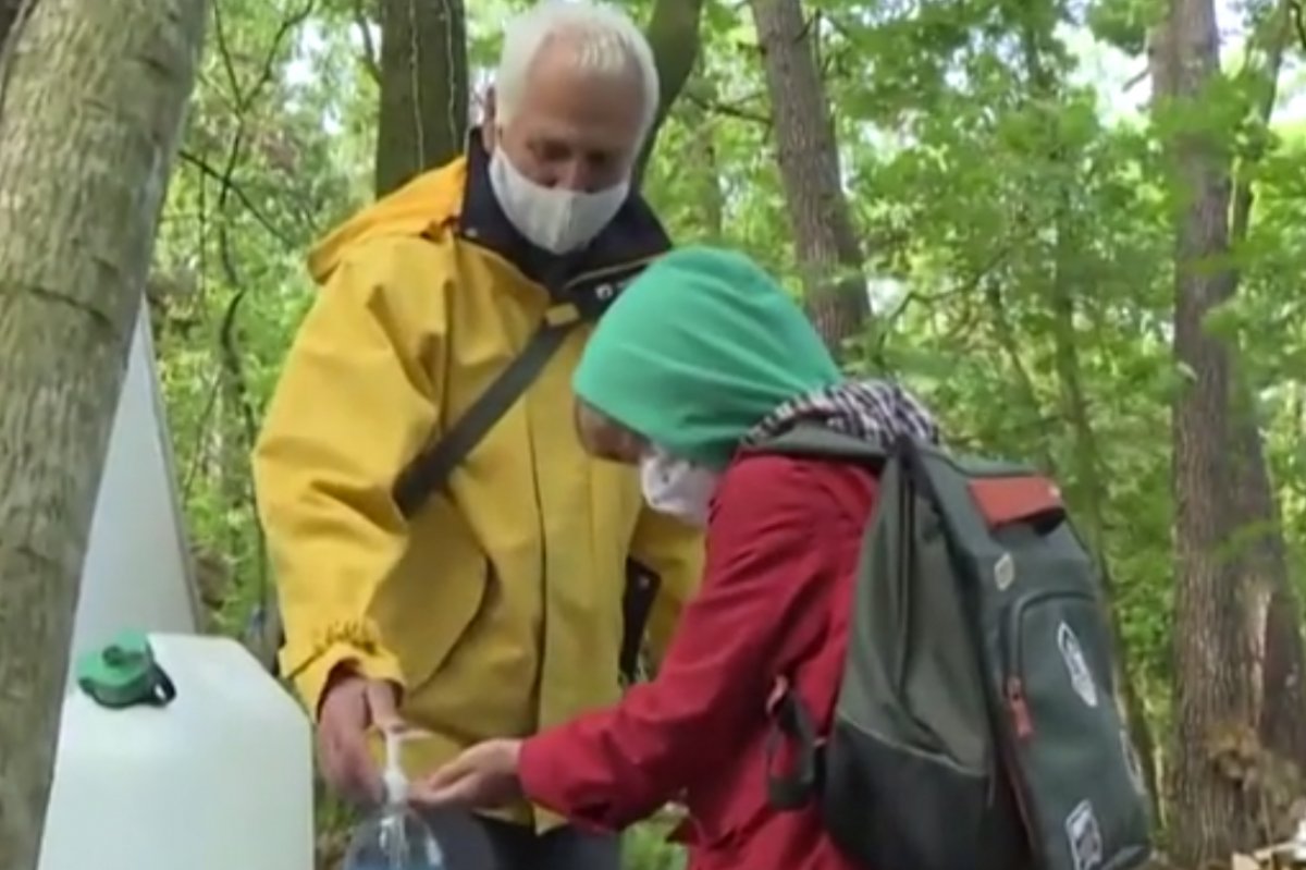 Fransa'da ilkokulların açılmasına protesto