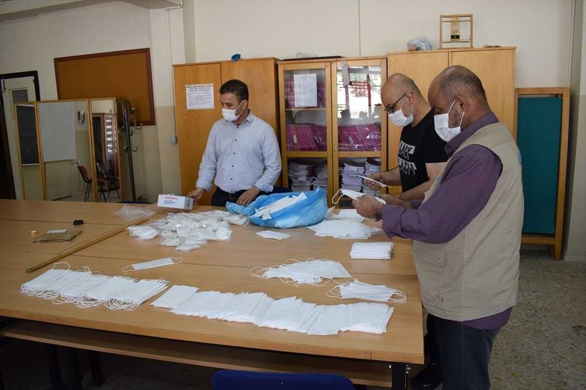 Türk ve Suriyeli gönüllülerden maske seferberliği