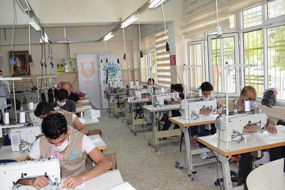 Türk ve Suriyeli gönüllülerden maske seferberliği