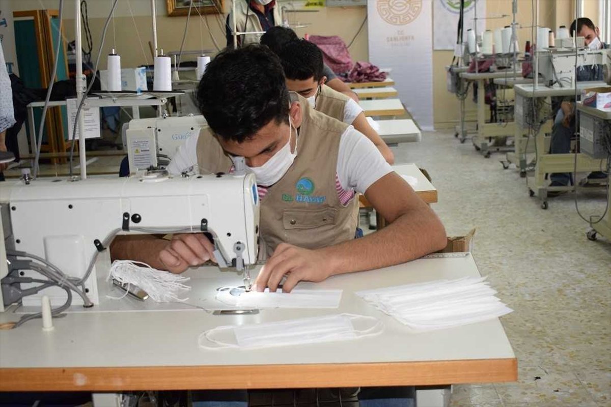 Türk ve Suriyeli gönüllülerden maske seferberliği