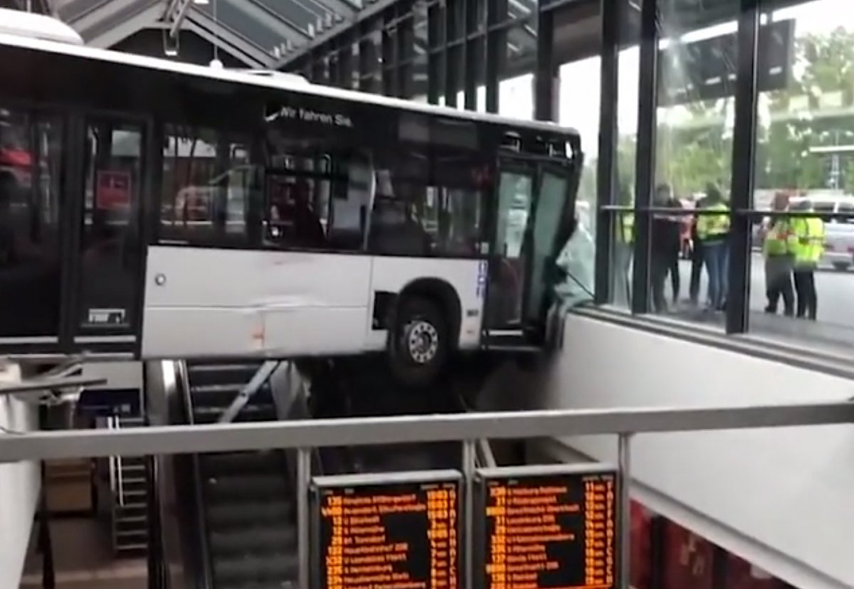 Almanya'da otobüs, tren istasyonuna daldı