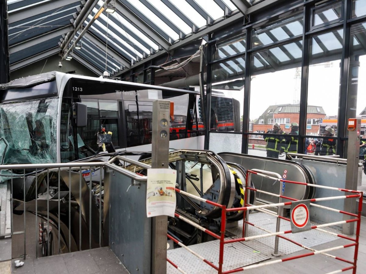 Almanya'da otobüs, tren istasyonuna daldı