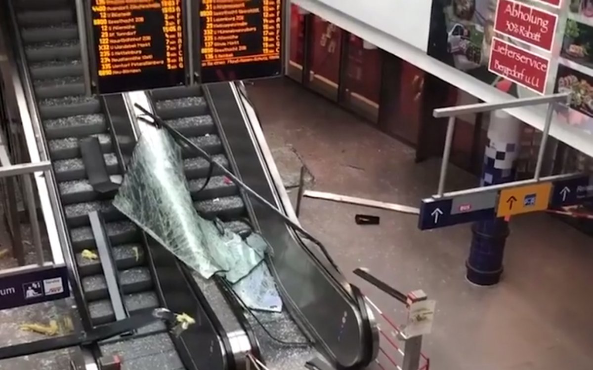 Almanya'da otobüs, tren istasyonuna daldı