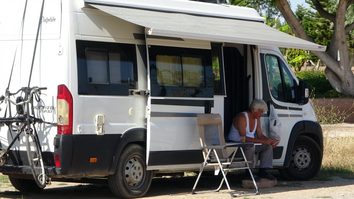 Denize sıfır noktalara yerleşen karavancılar sezonu açtı