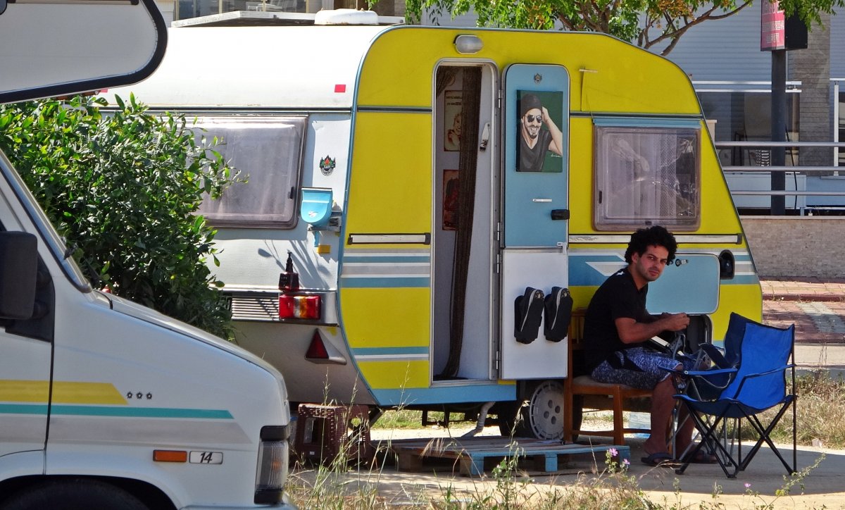 Denize sıfır noktalara yerleşen karavancılar sezonu açtı