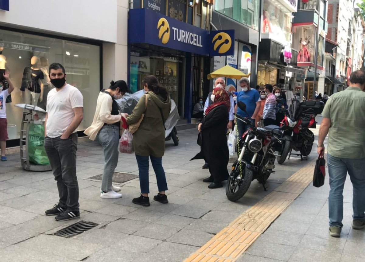 İstanbul'da mağaza önünde indirim kuyruğu