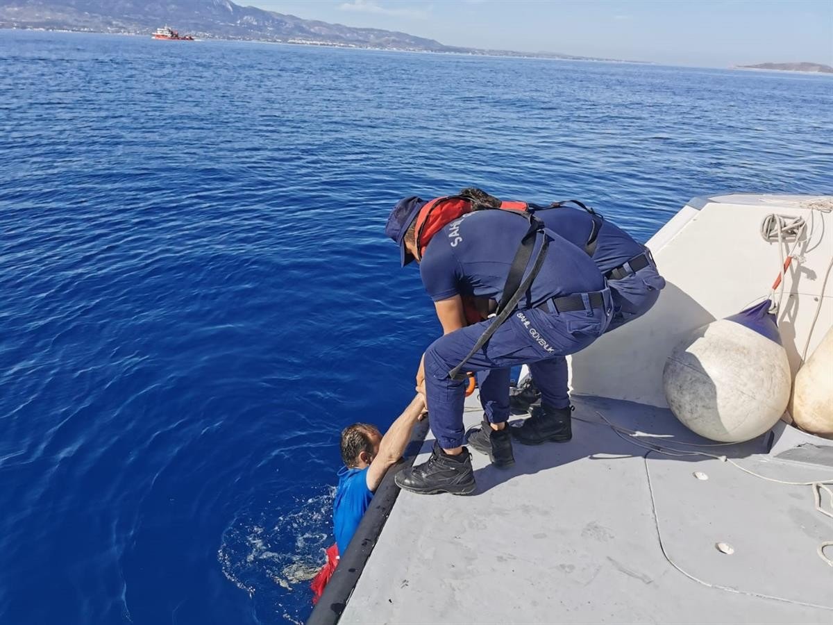 i Yüzmekten bitkin düşen mülteci son anda kurtarıldı