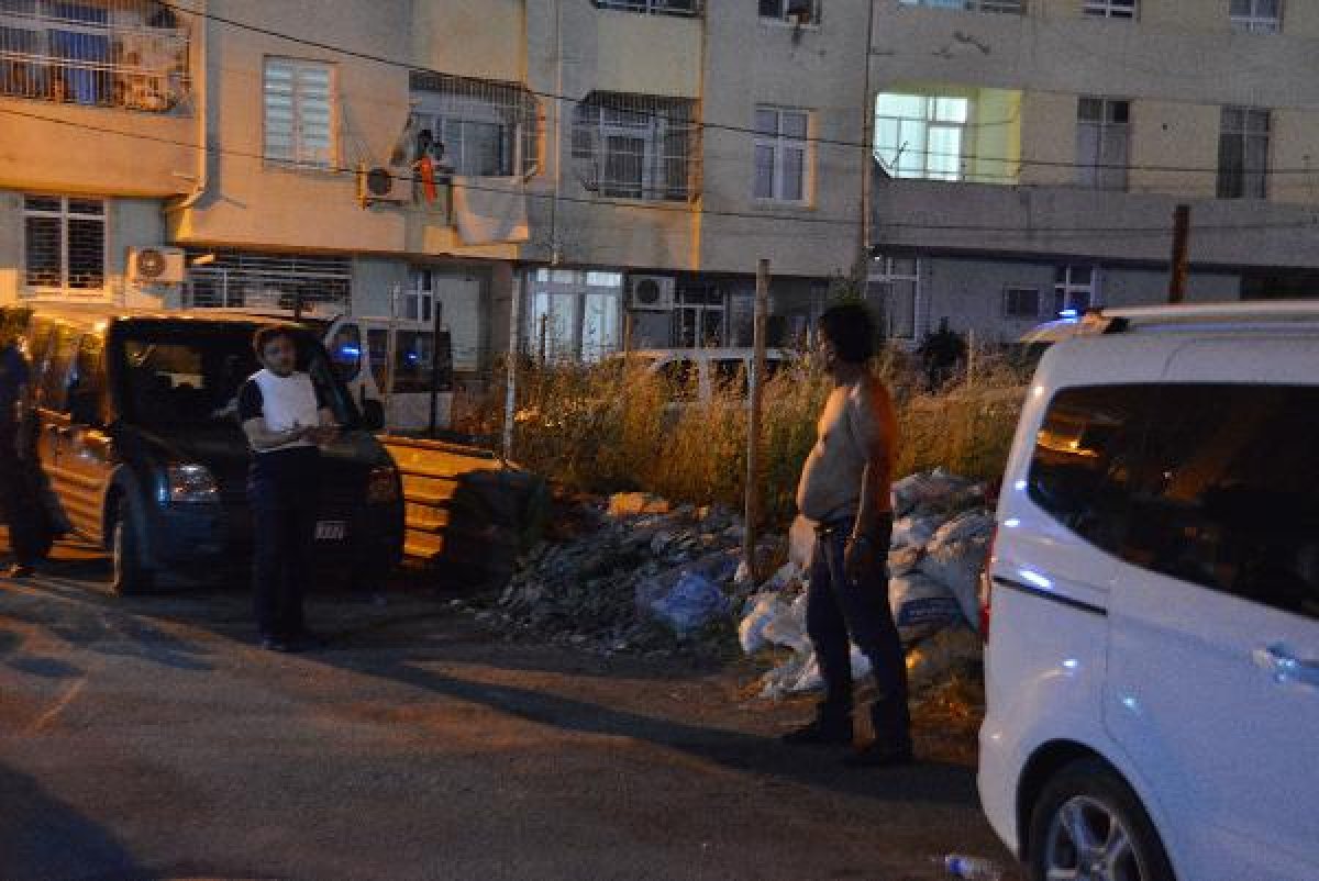 d Adana'da, ekmek bıçağıyla intihara kalkıştı