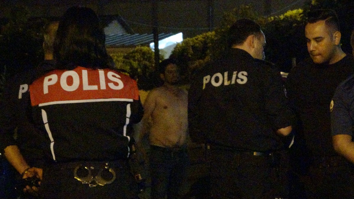 i Adana'da, ekmek bıçağıyla intihara kalkıştı