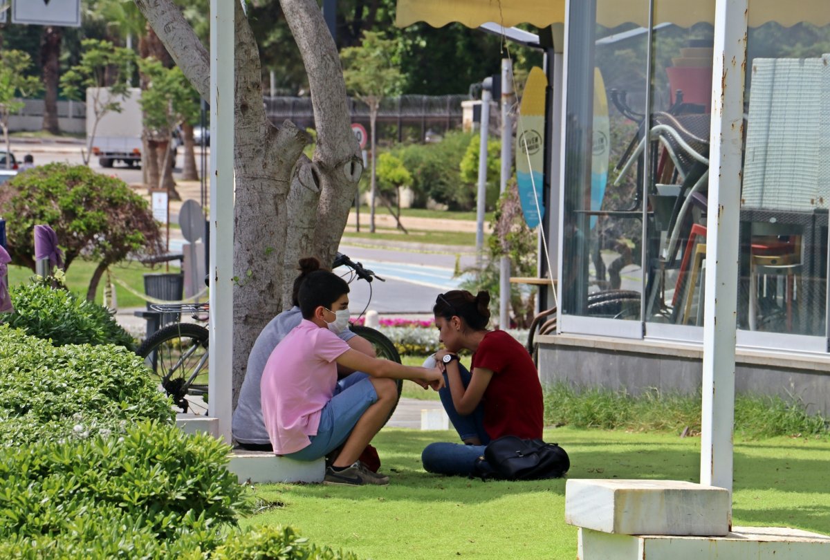 Gençler 4 saatlik izinde, soluğu ağaç gölgelerinde aldı