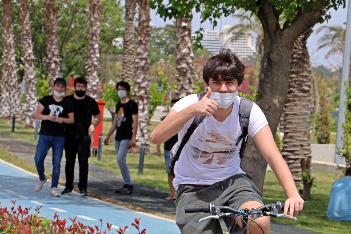 Gençler 4 saatlik izinde, soluğu ağaç gölgelerinde aldı