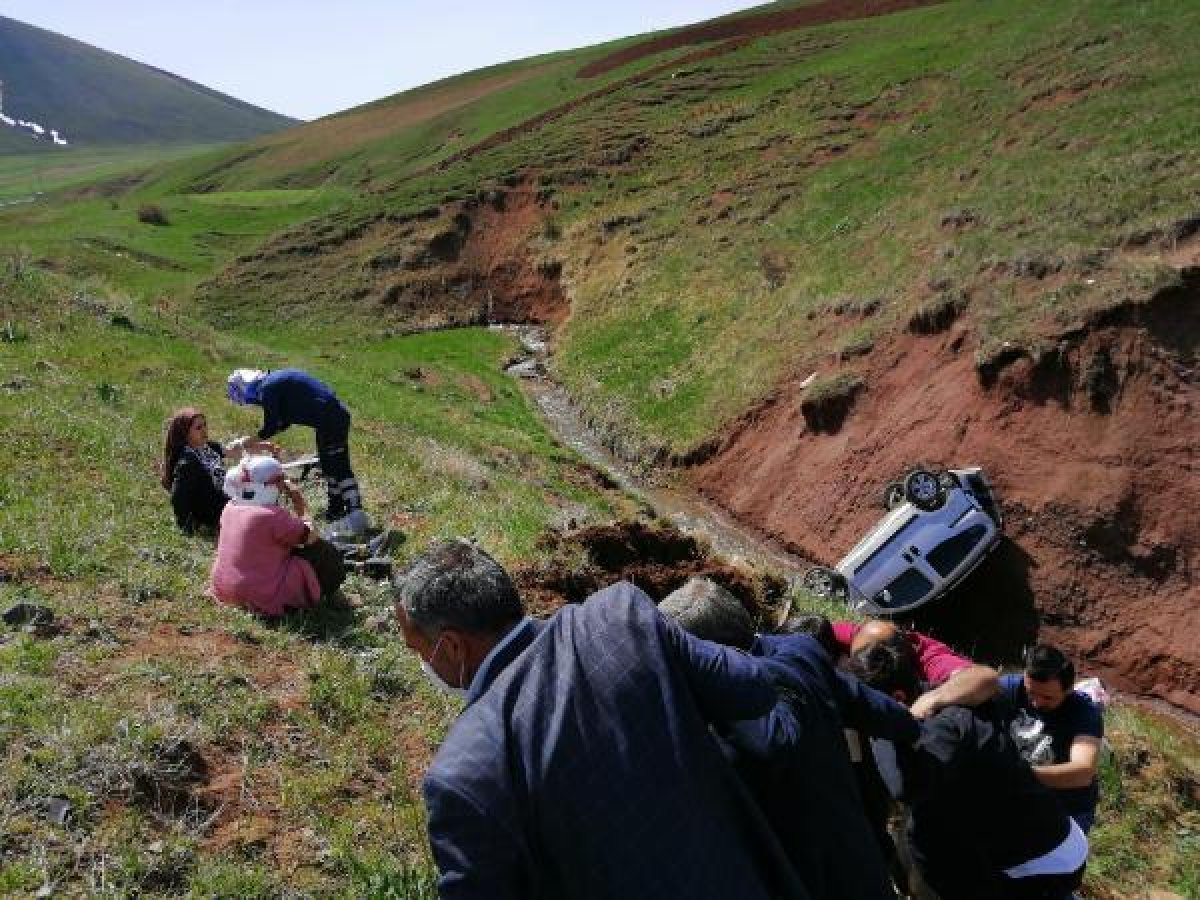 d Ağrı'da, hafif ticari araç şarampole devrildi: 6 yaralı
