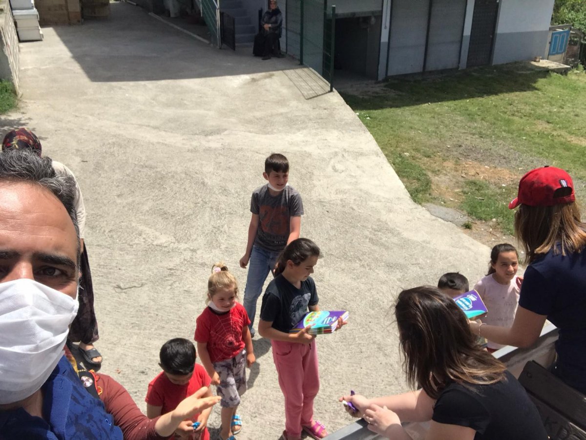 i Öğretmenler kamyonetle dolaşıp öğrencilerle hasret giderdi