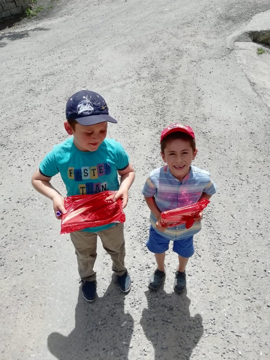 i Öğretmenler kamyonetle dolaşıp öğrencilerle hasret giderdi