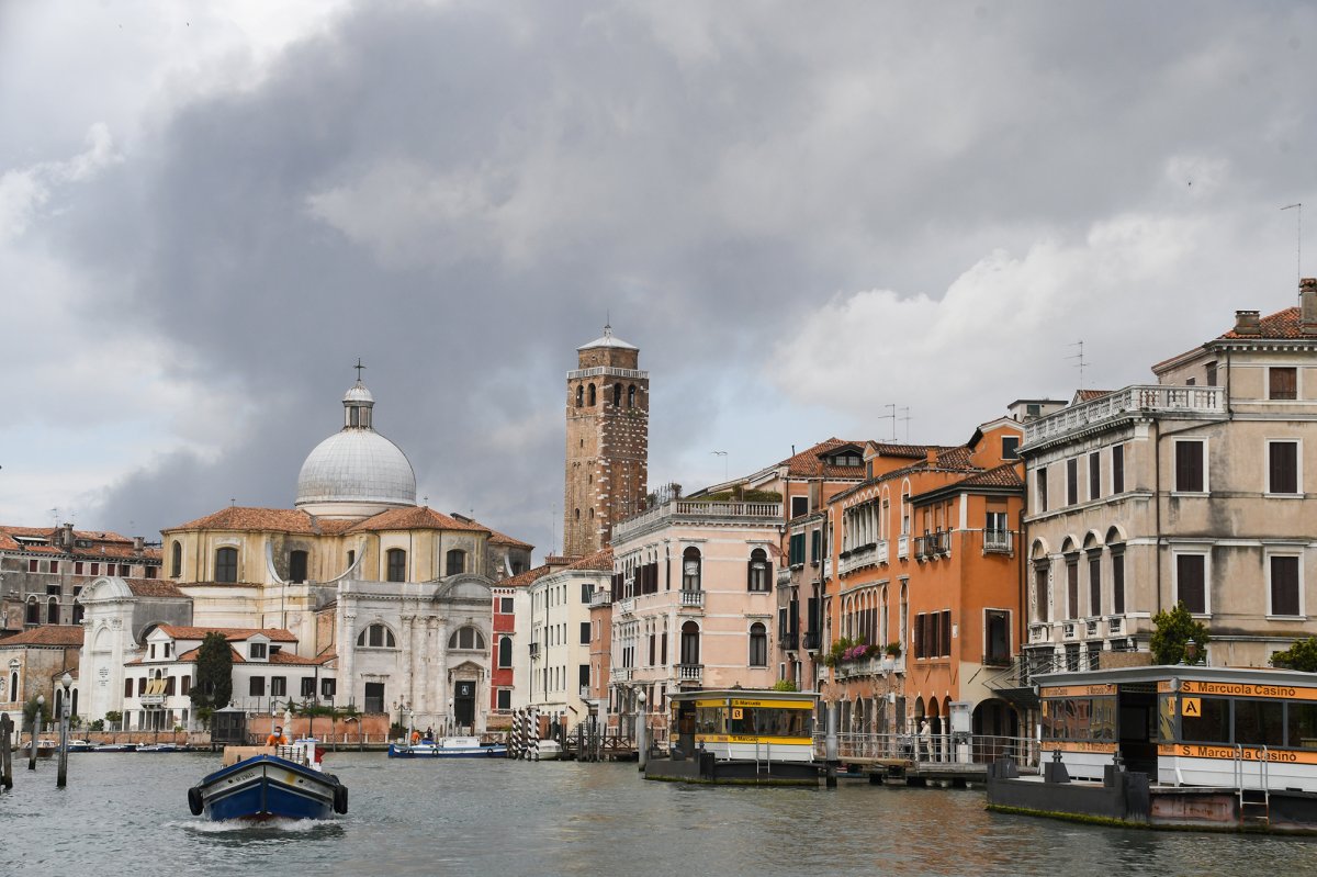 r Venedik'te kimyasal fabrikada patlama