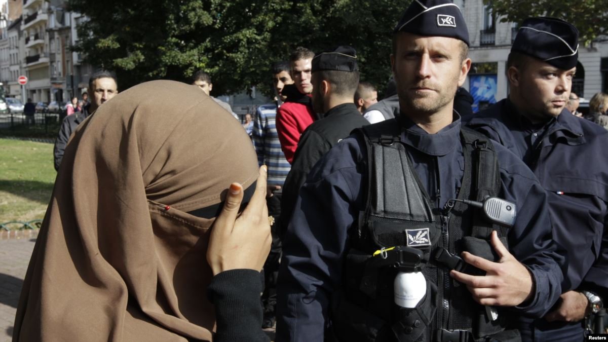 r Fransa’da peçe ve maskeye yönelik para cezası tartışılıyor