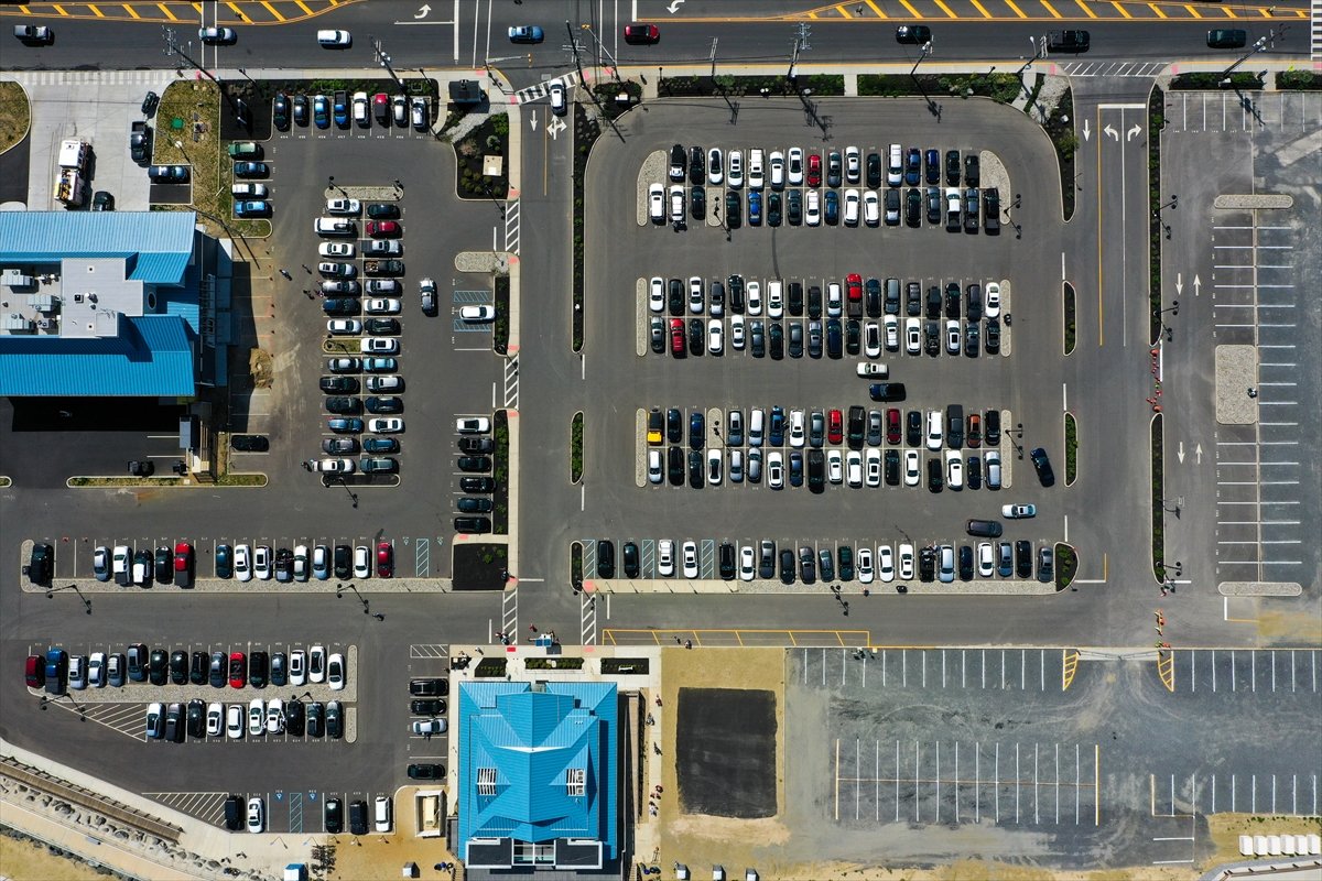 a New Jersey plajında sosyal mesafeli güneşlendiler