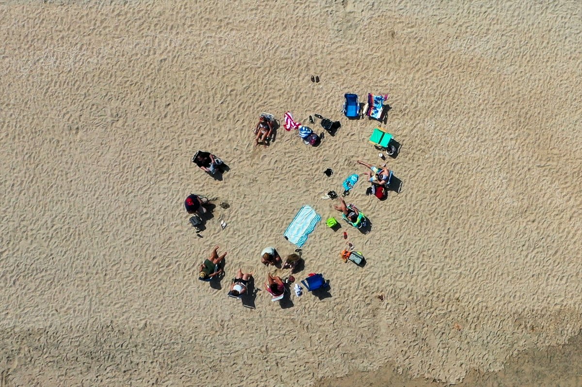 a New Jersey plajında sosyal mesafeli güneşlendiler
