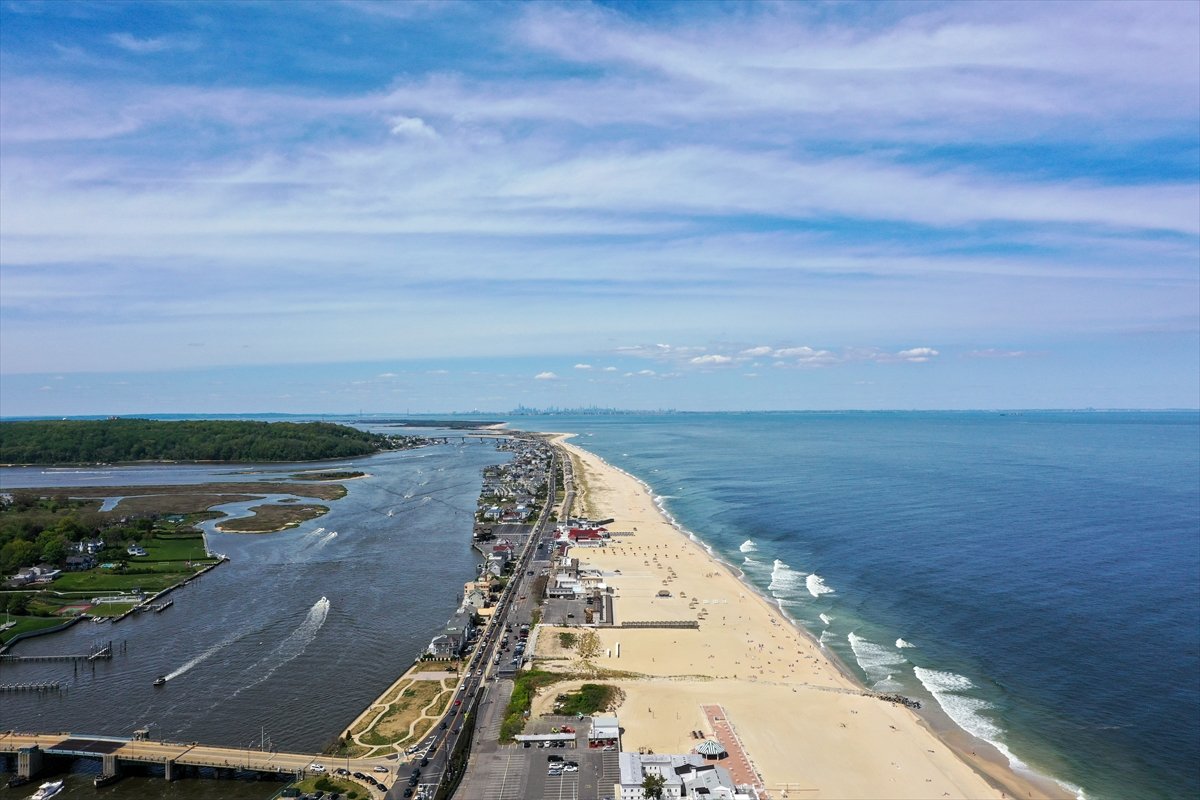 a New Jersey plajında sosyal mesafeli güneşlendiler