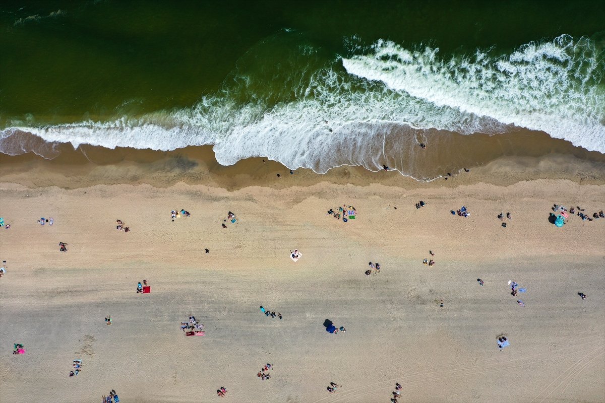 a New Jersey plajında sosyal mesafeli güneşlendiler