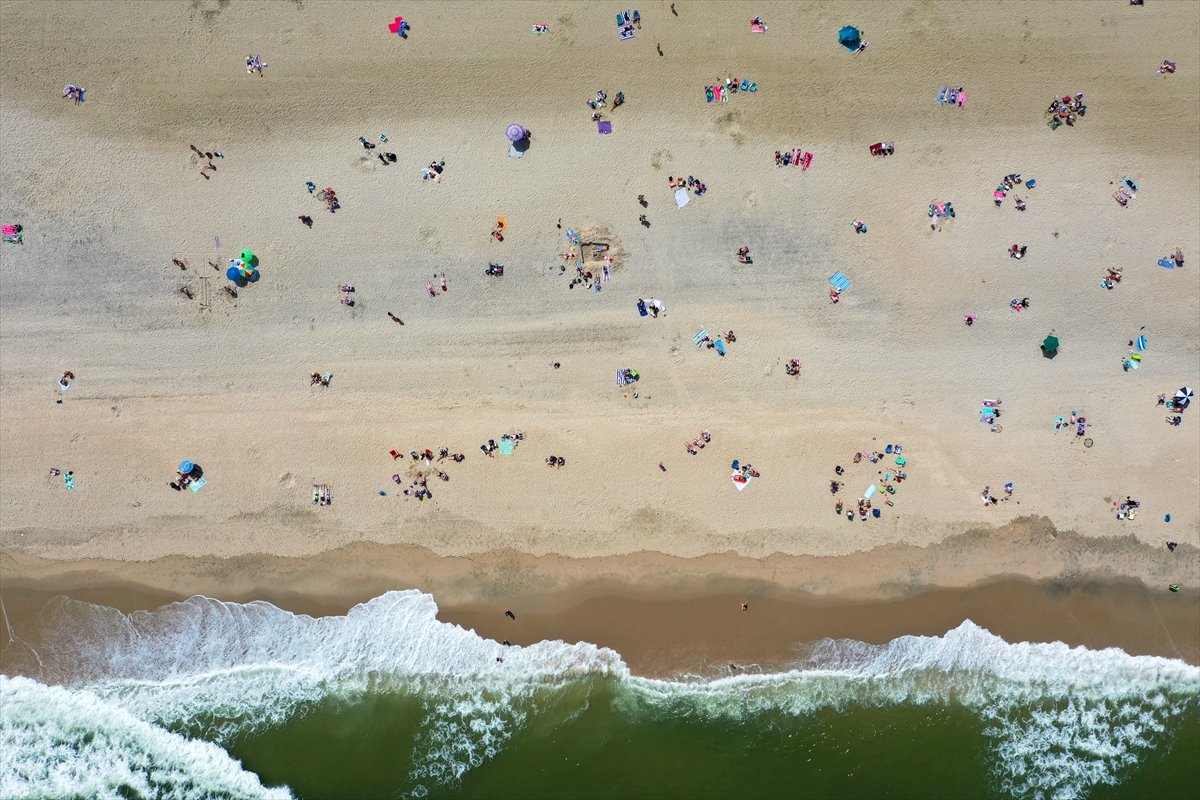a New Jersey plajında sosyal mesafeli güneşlendiler