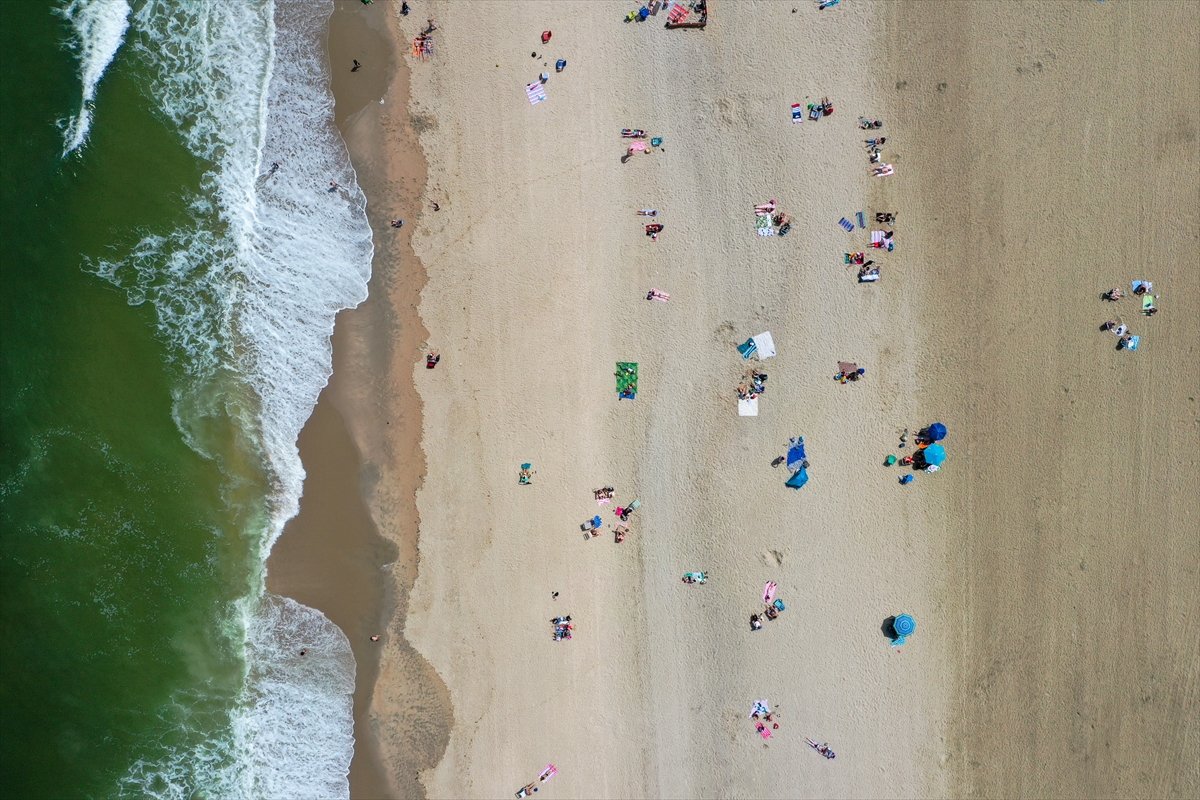 a New Jersey plajında sosyal mesafeli güneşlendiler