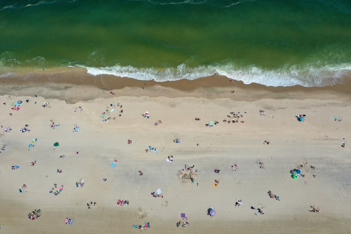 a New Jersey plajında sosyal mesafeli güneşlendiler