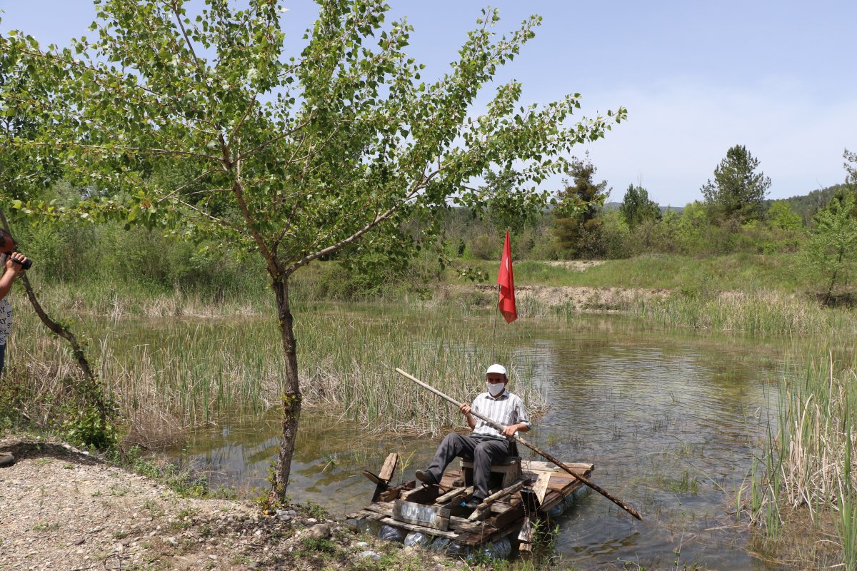 i Sokağa çıkma izninde kendi yaptığı salına biniyor