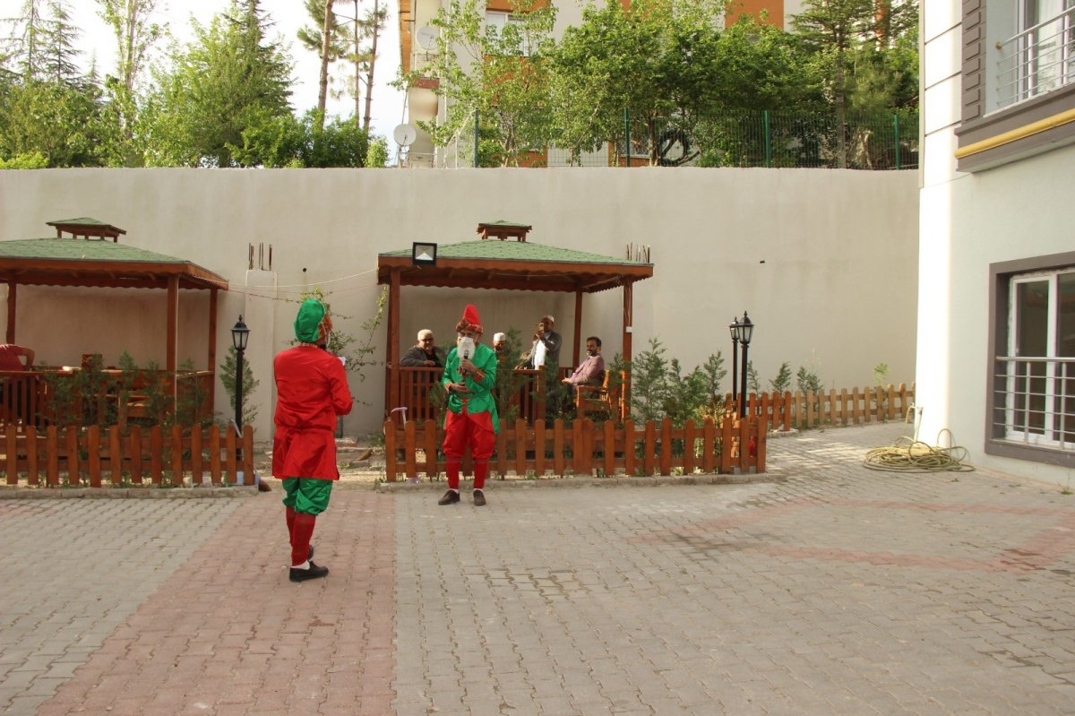 i Din görevlileri cübbelerini çıkarıp kostüm giydi