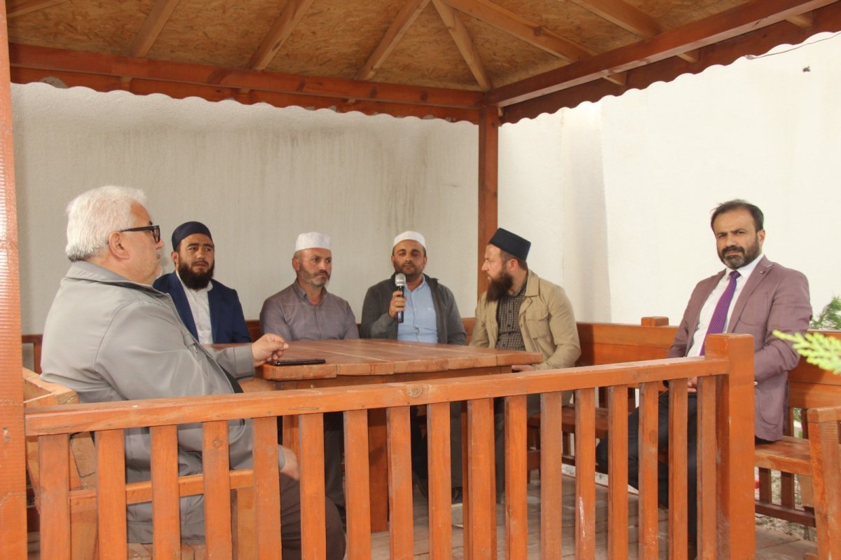 i Din görevlileri cübbelerini çıkarıp kostüm giydi