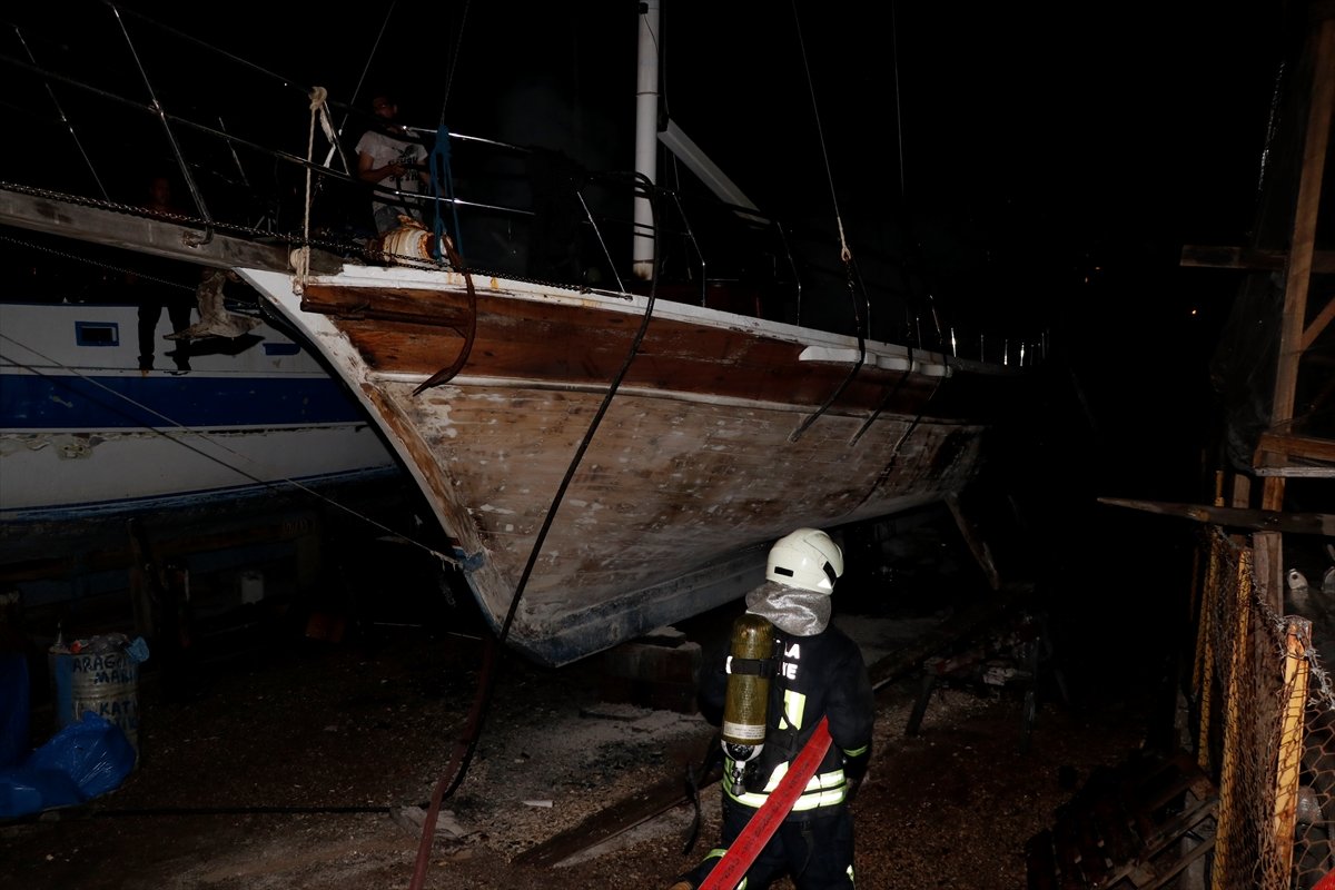 a Fethiye'de gezi teknesi yandı