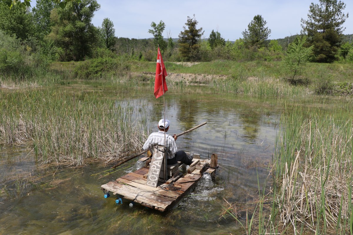 i Sokağa çıkma izninde kendi yaptığı salına biniyor