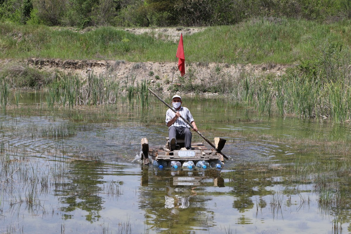 i Sokağa çıkma izninde kendi yaptığı salına biniyor