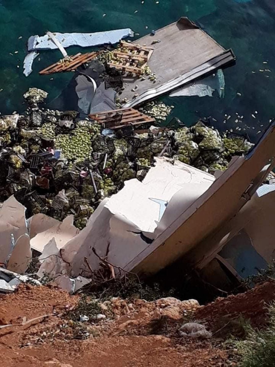 Antalya'da kontrolden çıkan tır denize uçtu