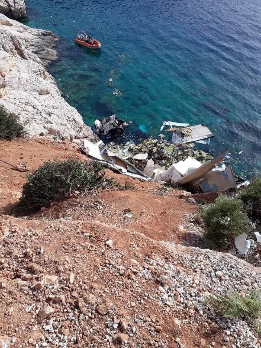 Antalya'da kontrolden çıkan tır denize uçtu