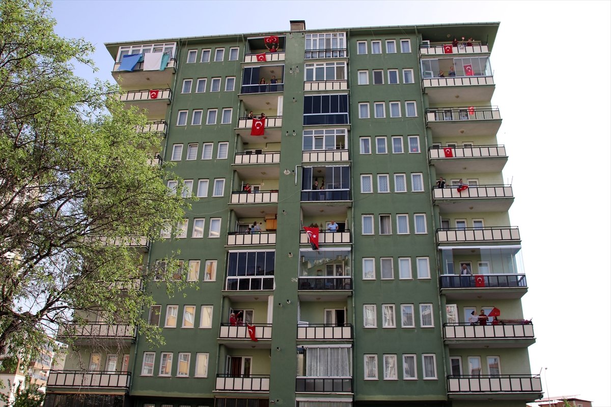 Uşaklılar balkonlarında egzersiz yaptı