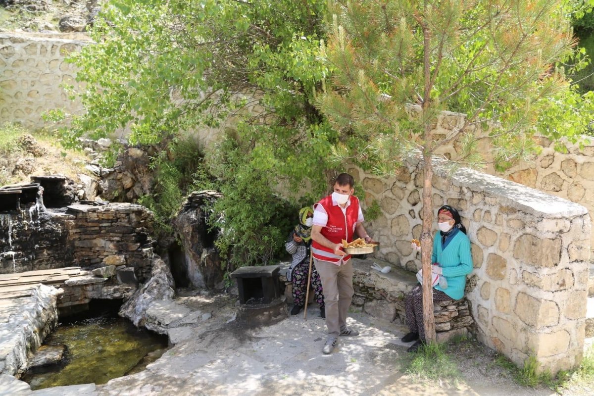 i Tunceli'de yaşlılar, tur otobüsüyle Munzur Vadisi'ni gezdi