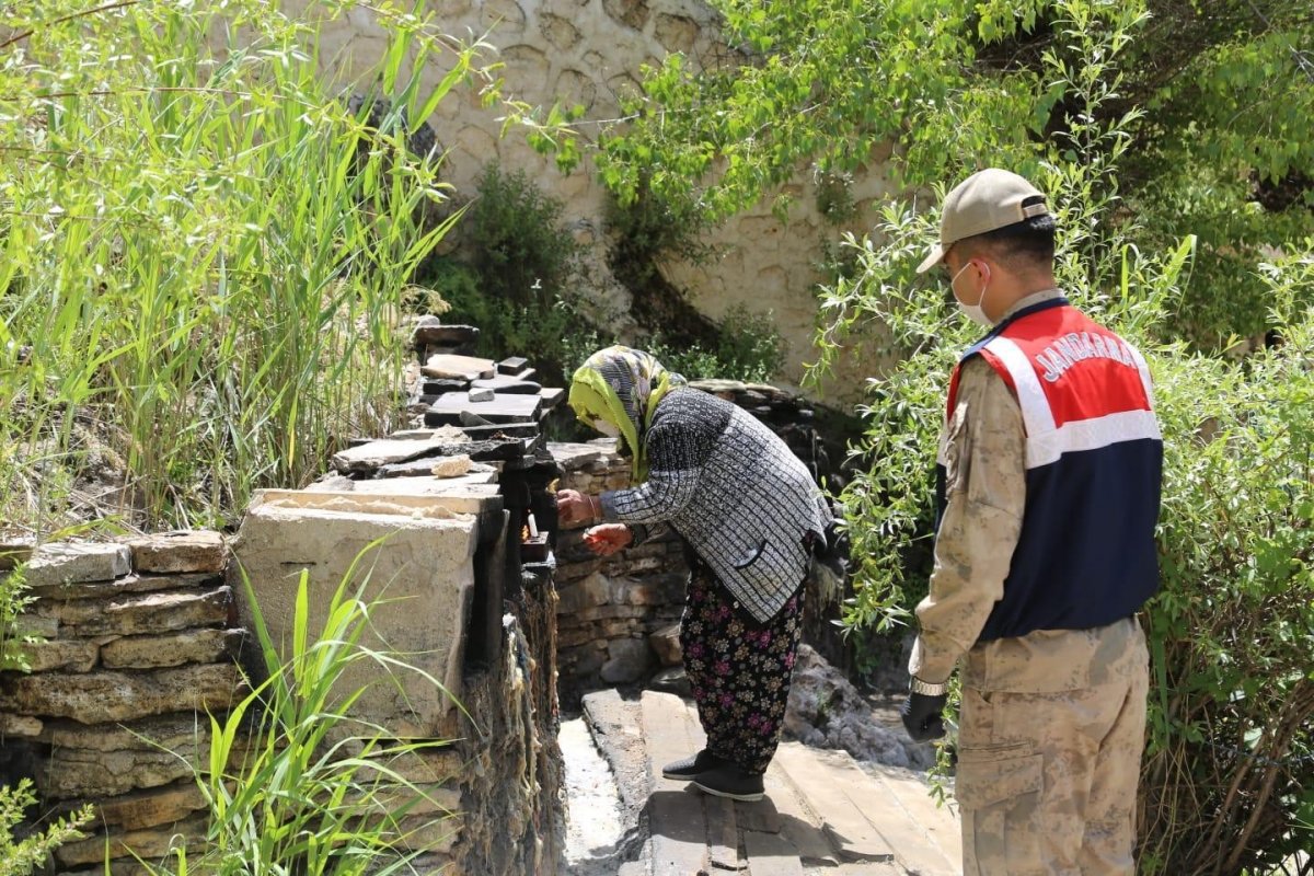 i Tunceli'de yaşlılar, tur otobüsüyle Munzur Vadisi'ni gezdi
