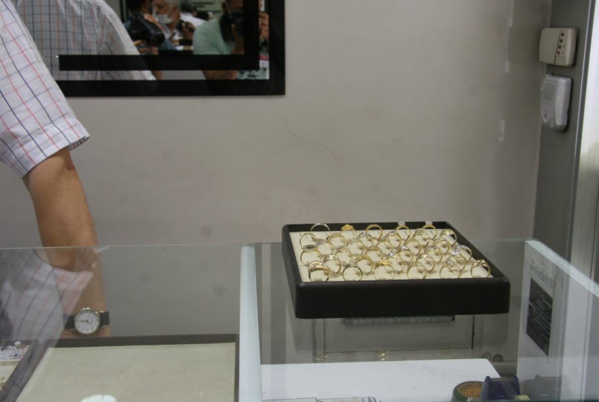 Annesi altın beğenirken çocuğu yüzük tablasını çaldı